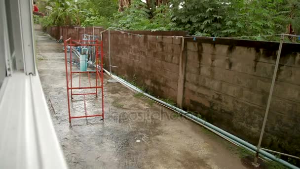 Cuerda con pinzas de ropa bajo fuertes lluvias. Isla de Phuket, Tailandia . — Vídeo de stock