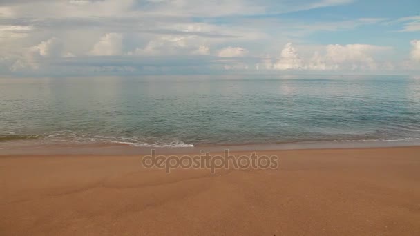 Vague douce de la mer sur la plage de sable fin. Ciel bleu et mer azur. Île de Phuket, Thaïlande . — Video