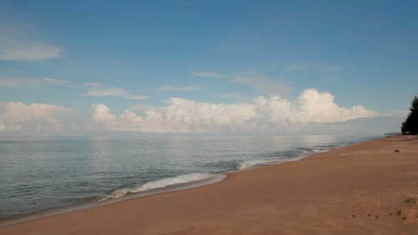 Lágy hullámok a tenger, a homokos strandtól. Kék ég és az azúrkék tenger. Phuket sziget, Thaiföld. — Stock videók