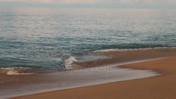 Ola suave del mar en la playa de arena. Cielo azul y mar azul. Isla de Phuket, Tailandia . — Vídeo de stock