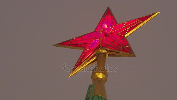 Gran estrella roja en la torre Spasskaya en el Kremlin. Monumento histórico en Moscú, Rusia . — Vídeos de Stock