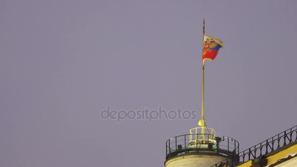 クレムリン上院のドームの上にロシアの国旗を振っています。モスクワ、ロシア. — ストック動画