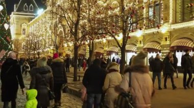 Moskova, Rusya - 03 Aralık 2017: İnsanlar Noel'de yakınındaki ana mağaza kırmızı kare üzerinde Pazar. Binalar ve ağaçlar dekore edilmiş ve yeni yıl kutlama için ışıklı.