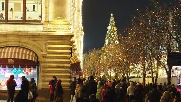 Moskva, Ryssland - 03 December 2017: Människor på jul marknaden nära Main varuhuset på Röda torget. Byggnader och träd inredda och belysta för nyårsfirande. — Stockvideo