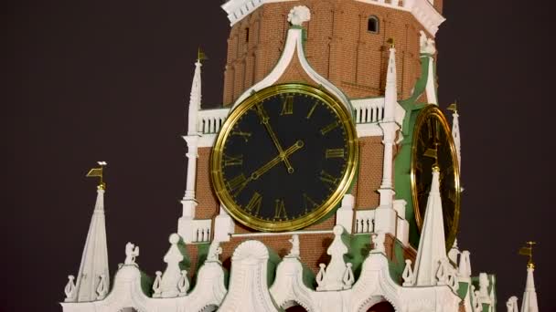 Grande orologio sulla torre Spasskaya nel Cremlino. Punto di riferimento storico a Mosca, Russia . — Video Stock