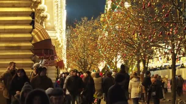 Moskwa, Rosja - 03 grudnia 2017: Ludzie na Boże Narodzenie rynku w pobliżu głównego Department store na placu Czerwonym. Budynków i drzew urządzone i oświetlone na obchody nowego roku. — Wideo stockowe