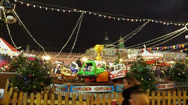 MOSCÚ, RUSIA - 03 de diciembre de 2017: Feria de Navidad en la Plaza Roja. Edificios y árboles decorados e iluminados para la celebración de Año Nuevo . — Vídeo de stock
