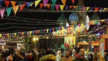 Moskova, Rusya - 03 Aralık 2017: İnsanlar kızıl meydan Noel Fuarı. Binalar ve ağaçlar dekore edilmiş ve yeni yıl kutlama için ışıklı.