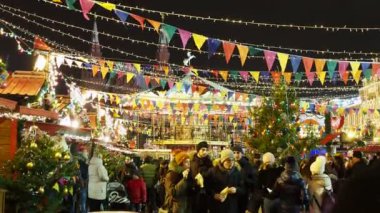 Moskova, Rusya - 03 Aralık 2017: İnsanlar kızıl meydan Noel Fuarı. Binalar ve ağaçlar dekore edilmiş ve yeni yıl kutlama için ışıklı.