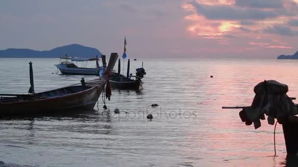Phuket, Thajsko - 20. listopadu 2012. Východ slunce na pláži Rawai. Krajina s lodí rybářů. Brzy ráno cloudscape. — Stock video