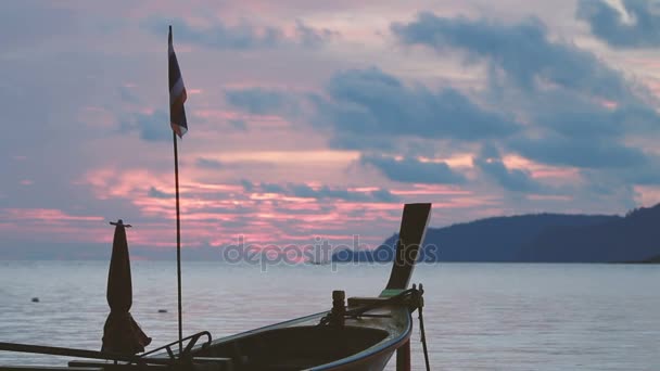 Схід сонця на пляжі Rawai. Морський пейзаж з рибалок човни. Рано вранці cloudscape. York, Велика Британія. — стокове відео