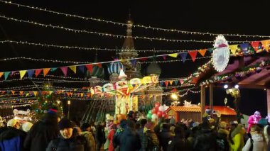 Moskova, Rusya - 03 Aralık 2017: İnsanlar kızıl meydan Noel Fuarı. Binalar ve ağaçlar dekore edilmiş ve yeni yıl kutlama için ışıklı.