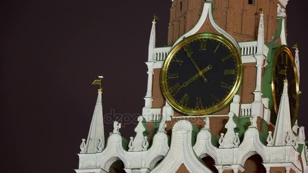 Gran reloj en la torre Spasskaya en el Kremlin. Monumento histórico en Moscú, Rusia . — Vídeos de Stock