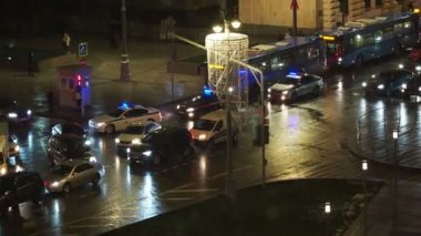 Moskova, Rusya - 14 Aralık 2017. Karlı kış akşam. Polis eskortu Nikolskaya Caddesi üzerinde trafik-den geçerek hareket ile soruşturma Komitesi araba.