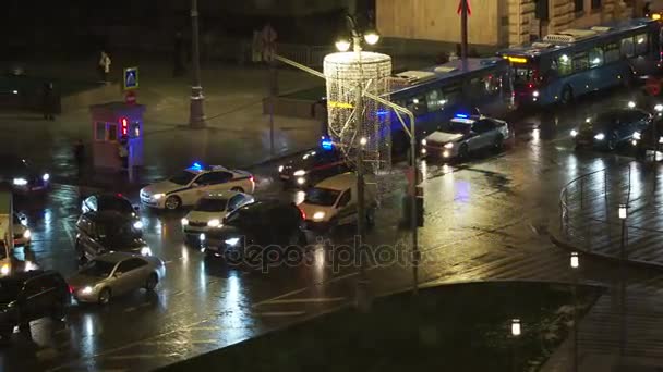 MOSCÚ, RUSIA - 14 de diciembre de 2017. Noche de invierno nevada. Comité de investigación de coches con escolta policial que se mueve a través del tráfico en la calle Nikolskaya . — Vídeos de Stock