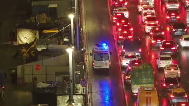 Moskou, Rusland - 14 December 2017. Besneeuwde winteravond. Ambulance auto verkeer doorlopen op Nikolskaya street. — Stockvideo