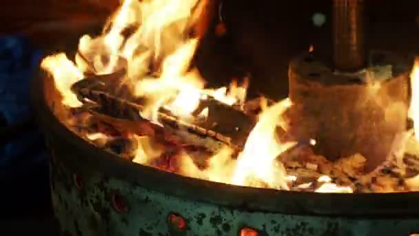 Vedere atentă a arderii lemnului în cuptorul mobil. Târgul de Crăciun în Piaţa Roşie. Moscova, Rusia . — Videoclip de stoc