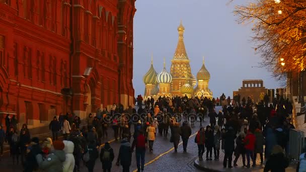 MOSCOW, RÚSSIA - 14 de dezembro de 2017. Pessoas andando na Praça Vermelha passando pelo Museu Histórico Estadual. Vista de St. Catedral de Basil . — Vídeo de Stock