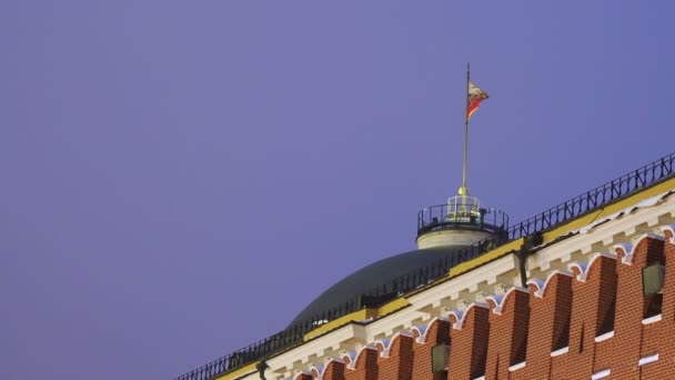 Waving Russian flag on top of dome of Kremlin Senate. Moscow, Russia. — Stock Video