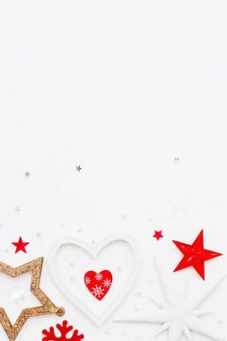 Noel ve yeni yıl arka plan parlak köknar ağacı, kalp, kar taneleri ve yıldız konfeti ile. Metin için tatil sembolleri beyaz zemin üzerine yerleştirin.