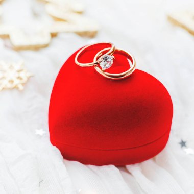 Noel ve yeni yıl tatil ve arka plan dekorasyon düğün yüzük hediye kalp kutu.