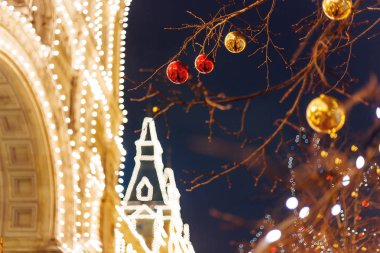 Moskova sokaklarında Noel ve yeni yıl kutlama için dekore edilmiştir. Ağaç parlak kırmızı ve sarı top ile. Sakız ampuller ile bina (ana mağaza). Rusya.
