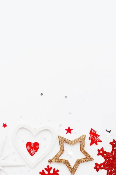 Різдвяний та новорічний фон з ігристим серцем, сніжинками та зірковим конфетті. Святкові символи на білому тлі з місцем для тексту . — стокове фото
