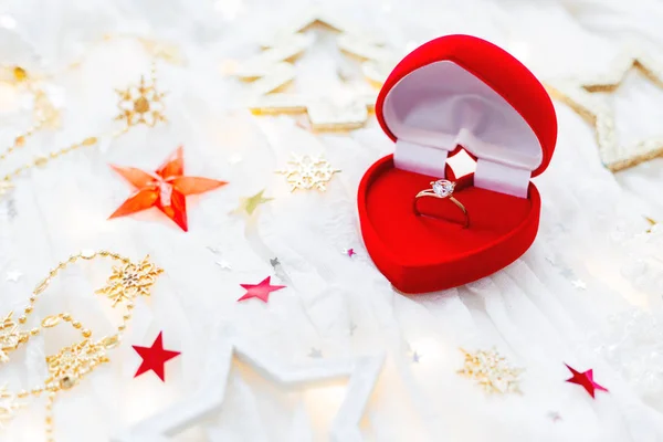 Noël et Nouvel An fond de vacances avec des décorations et des fiançailles bague d'or avec diamant dans la boîte cadeau coeur. Carte Saint-Valentin . — Photo