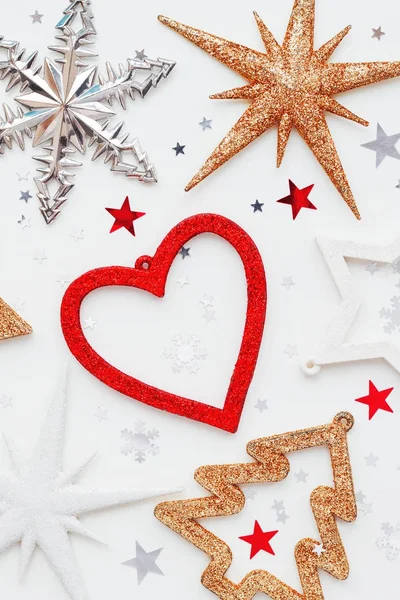 Різдвяний та новорічний фон з ігристим ялинкою, серцем, сніжинками та зірковим конфетті. Святкові символи на білому тлі з місцем для тексту . — стокове фото