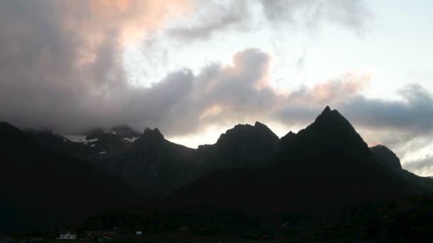 Gyönyörű naplemente panorámát a Lofoten-szigetek, Norvégia. TimeLapse klip. — Stock videók