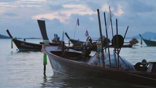 PHUKET, THAILANDIA - 20 novembre 2012. Alba sulla spiaggia di Rawai. Paesaggio marino con barche da pesca. Il paesaggio nuvoloso del mattino presto . — Video Stock