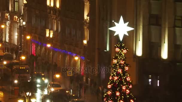 MOSCÚ, RUSIA - 14 de diciembre de 2017. Noche de invierno nevada. Las personas que se mueven en la calle decoradas para la celebración de Año Nuevo . — Vídeos de Stock