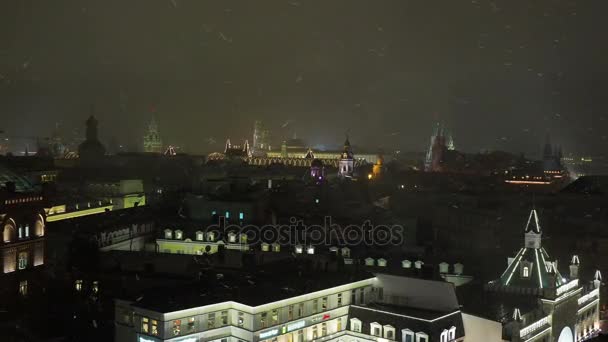 Moskwa, Rosja - 14 grudnia 2017. Widok z lotu ptaka na zabytkowego centrum Moskwy. Kreml Senatu, Państwowe Muzeum Historyczne, różne zabytkowe kościoły. Śnieżny wieczór grudnia. — Wideo stockowe