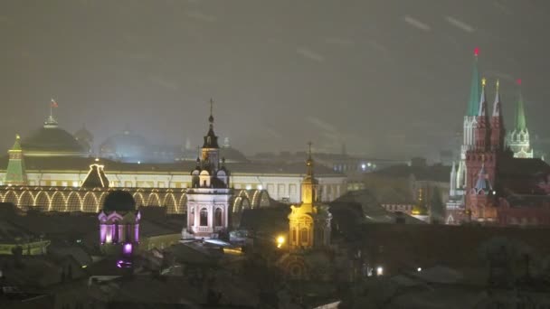 Vista aérea no centro histórico de Moscou. Senado do Kremlin, Museu Histórico Estadual, diferentes igrejas antigas. Noite de dezembro nevado. Rússia . — Vídeo de Stock