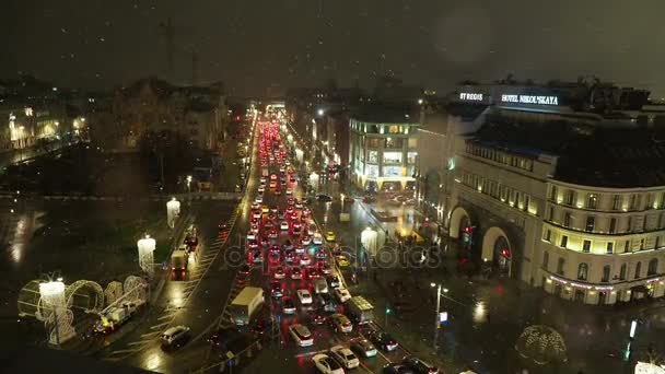 Moskva, Ryssland - 14 December 2017. Snörik vinterkväll. Bilar flytta på Nikolskaya gatan dekorerad för nyårsfirande. — Stockvideo