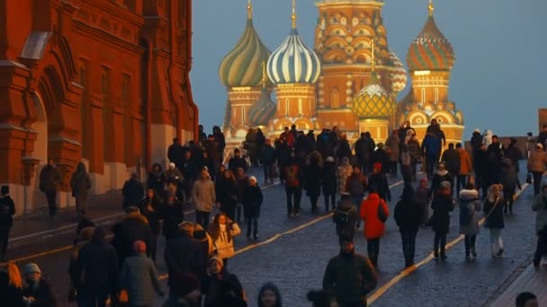 Moskau, russland - 14. Dezember 2017. Menschen gehen auf dem Roten Platz am Staatlichen Historischen Museum vorbei. Blick auf die Basilikumkathedrale. — Stockvideo