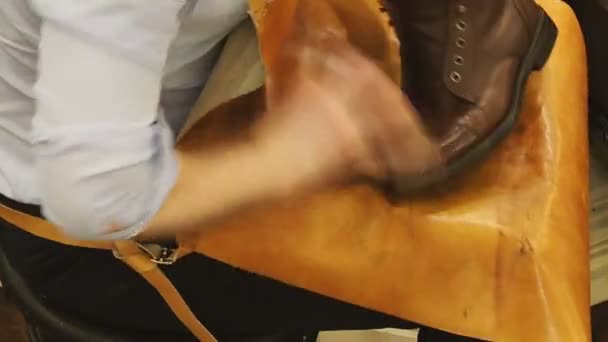 Shoe shiner polit les bottes en cuir marron avec un pinceau spécial — Video