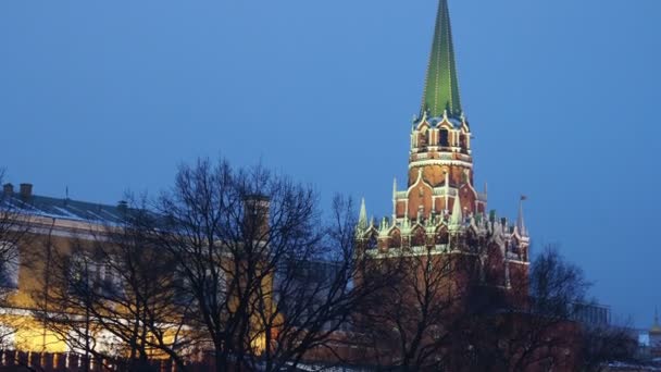 Zicht op Spasskaya toren en Alexander tuin. van Manege vierkante. Moskou, Rusland. — Stockvideo