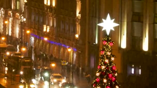 모스크바, 러시아-12 월 14 일, 2017. 눈 덮인 겨울 저녁입니다. 새 해 축 하에 대 한 장식 거리에 이동 하는 사람들. — 비디오