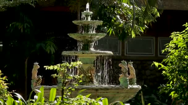 Wasser strömt in den Brunnen mit Frauenfeuern. sonniger Tag im Park. bangkok, thailand. — Stockvideo