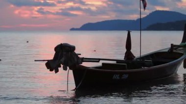 Phuket, Tayland - 20 Kasım 2012. Rawai Beach gündoğumu. Balıkçılar tekneleri ile deniz manzarası. Sabah erken cennet.