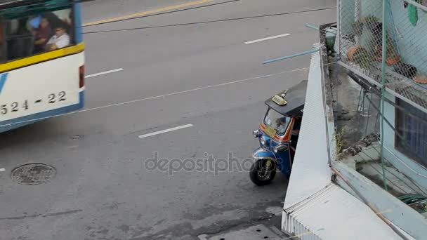 БАНГКОК, ТАИЛАНД - 25 октября 2012 года. Водитель туристического такси тук-тук ждет клиентов на одной из улиц Бангкока . — стоковое видео