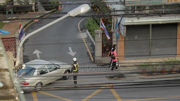 Bangkok, Thailand - Ocotber 25, 2012. De garde van de politie weg regelt verkeer. Usual straat leven in Bangkok. — Stockvideo