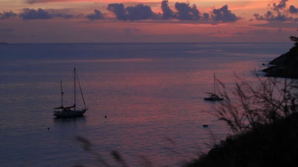 El yate de vela se balancea sobre las olas. Paisaje nuboso sobre fondo del atardecer. Isla de Phuket, Tailandia . — Vídeos de Stock