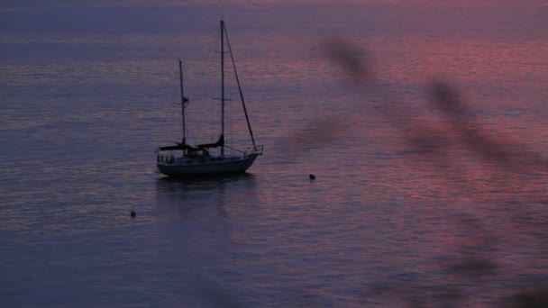 Ιστιοπλοϊκό σκάφος ταλαντεύεται πάνω στα κύματα. Cloudscape σε φόντο ηλιοβασίλεμα. Νησί Πουκέτ, Ταϊλάνδη. — Αρχείο Βίντεο