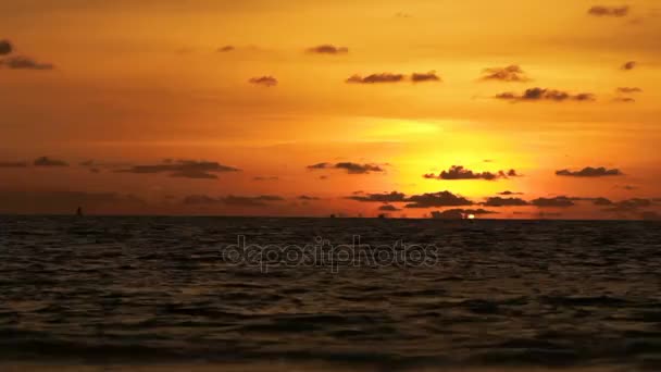 Hermosa puesta de sol en la playa de Naiharn. Paisaje nublado sobre fondo naranja al atardecer . — Vídeo de stock