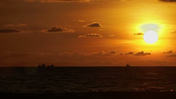 Prachtige zonsondergang op Naiharn beach. Cloudscape op oranje zonsondergang achtergrond. — Stockvideo