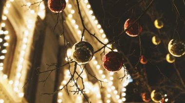 Glanzende Heldere Rode Gouden Kerstballen Versieren Bomen Buiten ... Glanzende Heldere Rode Gouden Kerstballen Versieren Bomen Buiten ...