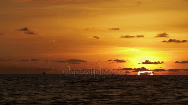 美丽的日落在奈海滩 橙色日落背景下的 Cloudscape — 图库视频影像