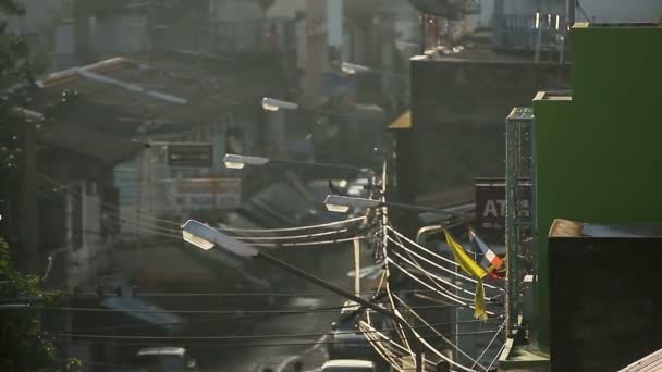 BANGKOK, TAILANDIA - 25 de octubre. 2012. Mañana soleada temprano en Bangkok, vista aérea en la calle con tiendas y cafés desde el balcón . — Vídeos de Stock